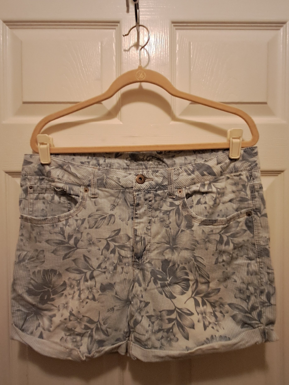 Faded Glory Floral Printed Denim Shorts - Blue & White Size 16
